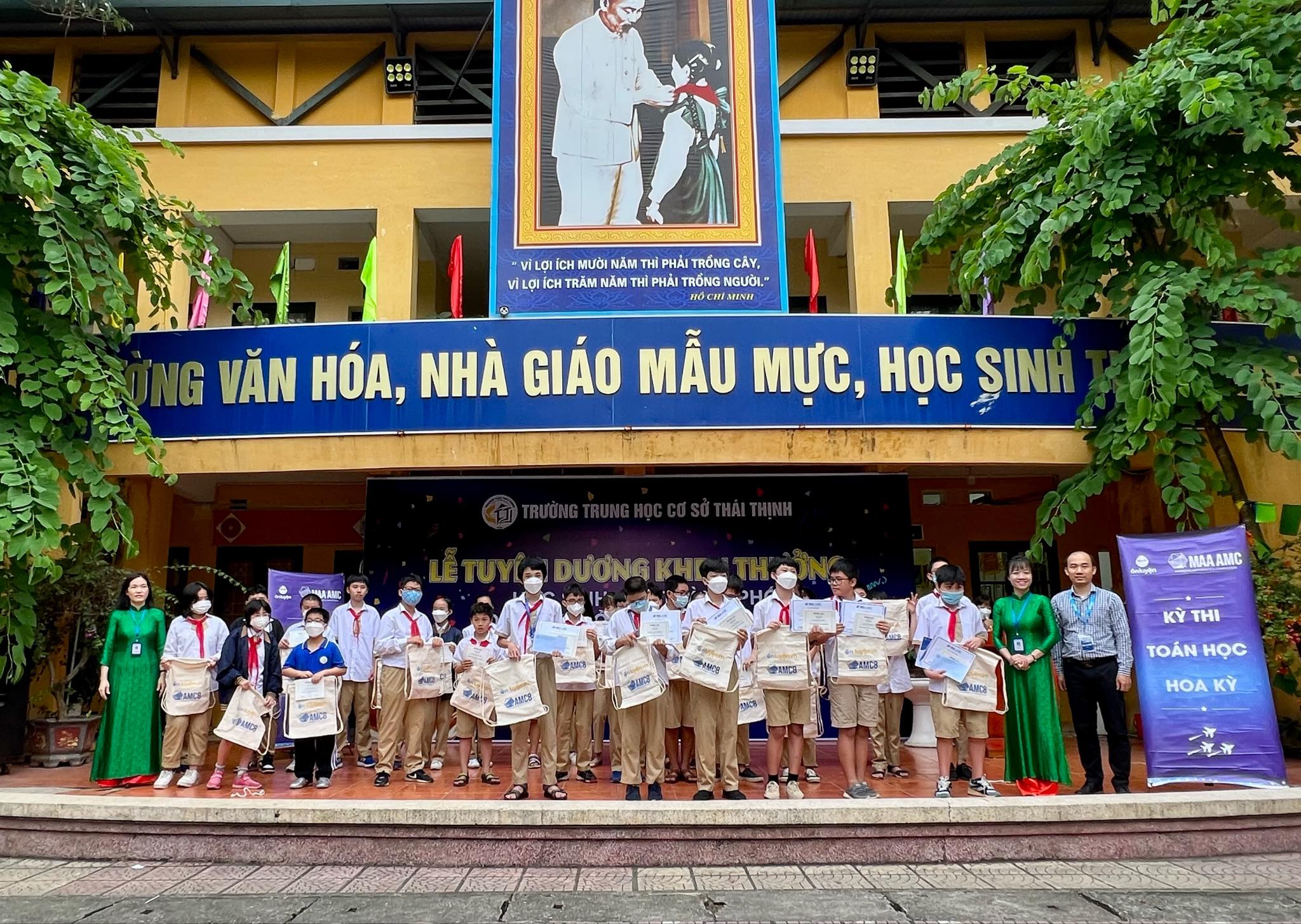 Trao giải cho học sinh có thành tích tốt trong kỳ thi AMC8 tại trường THCS Thái Thịnh