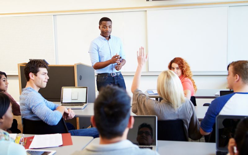 Học IELTS tại trung tâm thường có mức học phí khá cao