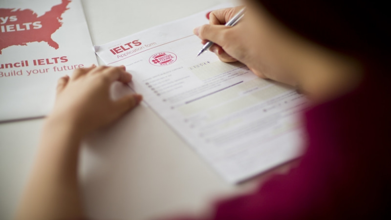 Thí sinh điền form đăng ký thi IELTS trực tiếp